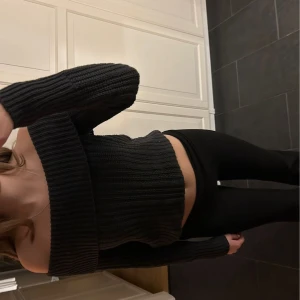 Stickad tröja  - Säljer denna snygga tröja. Mörkgrå, kameran tar inte helt upp det. Storlek 158 tror jag, men passar mig som har S🎀