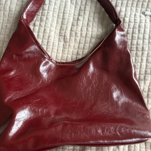 röd väska - en röd fin väska med lagom plats❤️ kommer inte ihåg märket tyvärr