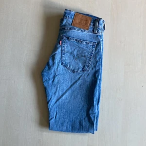 Levis jeans 511 - Hej! Jag säljer ett par levis 511 jeans för män för bara 179 kr!! Dem är i superbra skick, inga defekter och har knappast andväns. Mått. Längd: cirka 105 cm. Benöppning: cirka 18 cm. Be om fler bilder och fråga bara på.  Mvh Carl!