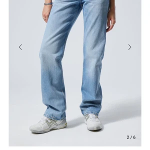 Weekday arrow low waist jeans  - Lågmidjade jeans från Weekday i modellen arrow. Nypris: 590 kr och säljer nu för 350 kr. Skriv för fler bilder eller förhandling av pris!🫶🏼