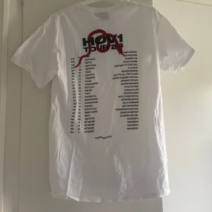 Hov1 merch 2023  - Säljer min hov1 merch från 2023, den är använd 1,2 gånger och tvättad efter det, säljer då den inte kommer till användning. Pris går att diskutera och bara att fråga för fler frågor eller bilder.