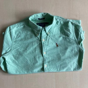 Ralph lauren skjorta - Hej! jag säljer en ljusgrön Ralph lauren skjorta för bara 149 kr! Den är i superbra skick, INGA defekter! Den är storlek 4 villket motsvarar en xs och kanske en s. Passar mig som är 170. Be om bild och mått om du vill se hur den sitter.  Mvh Carl!