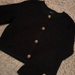 Svart jacka från Gina Tricot - Svart jacka från Gina Tricot med guldknappar.💕