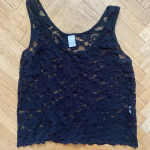 Svart Spets topp  - Super snygg spets topp, i jätte bra skick 