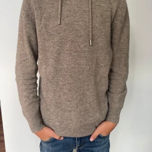 Marinoull Hoodie - Tja, säljer nu den helt nya marinoull hoodien👌🏽| Köpt för 1899kr och säljer den nu endast för 899kr😃| Priset är ej hugget i sten 🪨 💸|