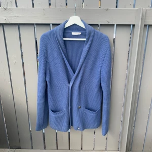 Stickad kavaj/cardigan från Filippa K - Säljer denna stickade kavajen eller cardiganen från Filippa K. Den är storlek S men passar även M. Hör av dig vid frågor eller funderingar!