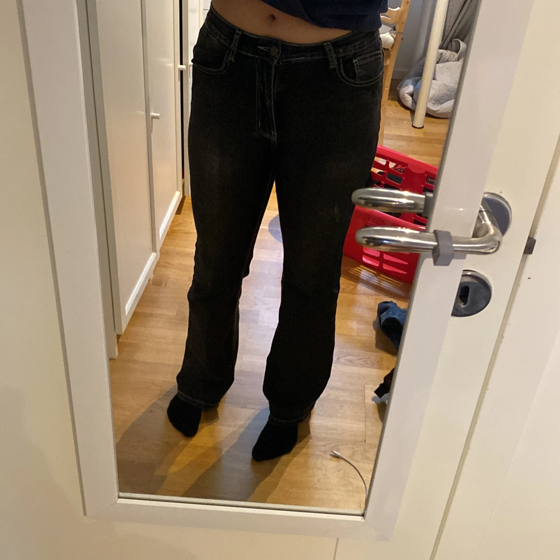 Svarta bootcut jeans med mönster på fickorna - 90