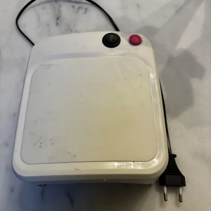 Ledlampa  - Säljer denna ledlampa då den inte kommer till någon användning köpt för flera år sedan så minns ej pris och vart så säljer för endast 100kr men pris går att diskuteras