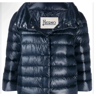 Herno jacka - Byter den med en mindre storlek, eller säljer för 3200kr 💗 på insidan där det står ”Herno” har lappen gått sönder men jag har tejpat över det (inget man ser från utsidan) ❤️PRIS GÅR ATT DISKUTERA!
