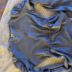 Blus - Jätte jätte fin blus. Vet ej märket men köpte den för 300kr, använd men inget som syns. Har dock ett litet hål vid lappen, märks inhe av när man när blusen 💕💕