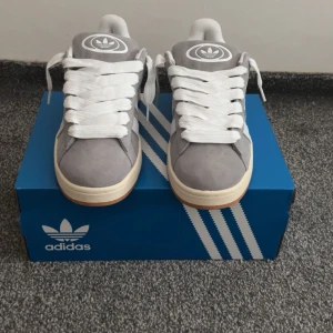 Adidas Campus 00s ( Kvitto fins) - Hej! Köpte dessa skor i maj och använt dom men vill ej behålla dom längre. Har rengjort skorna och dom är ute här på plick ✨ Köptes för 1399kr säljs för 599kr då jag tycker att det är ett rimligt pris 🙌 Hör av er vid intresse❗️( Kvitto finns!)