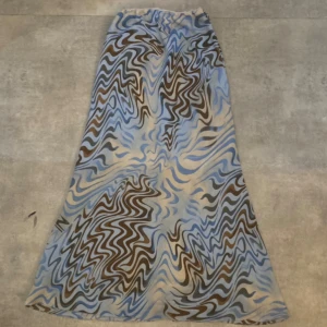 Kjol- beige/brun/blå - Sommarkjol med ett fint mönster i färgerna brun, beige och blå. Kjolen är i mycket bra skick och är använd endast ett par gånger.