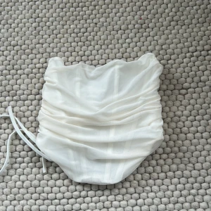 Korsett Gina Tricot - Korsett med snörning i ryggen, storlek S från Gina tricot. Aldrig använd, prislappen är fortfarande kvar 