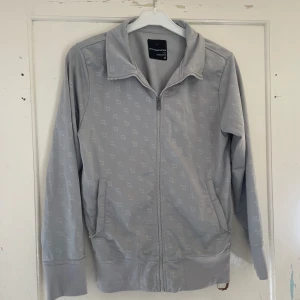 Grå zip  - Ok skick vad jag ser priset är absolut diskuterbart och har du några funderingar så tvecka inte på att höra av dig 🥰