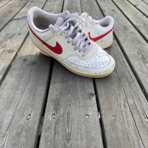 Nike sneakers - Säljer ett par Nike court vision low med röd sula storlek 42 i mycket bra skick Skorna är fräscha och ger ett mycket bra intryck men tecken på användning finns