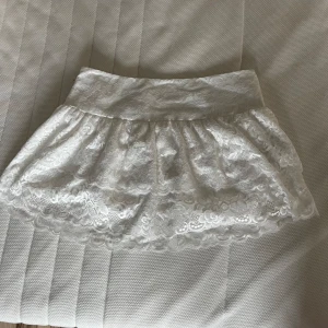 Spetskjol - Superfin vit kort spetskjol. Aldrig använd. Nyskick. Storlek xs🩷