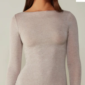 Intimissimi tröja beige - Säljer min intimissimitröja i storlek S, tryck gärna på köp nu💕. NYPRIS 540kr.  Har några små defekter runt armen men det är inget som syns tydligt. 