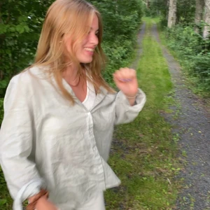 Ljusgrön skjorta - Ljusgrön skjorta i linneaktigt material. Från hm 