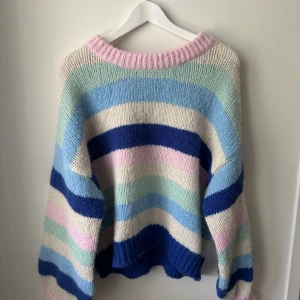 Stickad tröja - Fin stickad tröja från vero moda, passar som oversized. Aldrig använd.