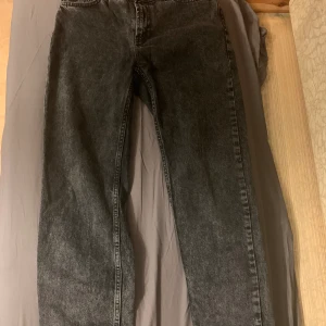 Feta jeans byxor - Hej säljer nu ett par feta svarta jeansbyxor i storlek 158-164, den är nyligen köpt och har därför används fåtal gånger.  Ny pris: 1199 Mitt prs:299kr! Pris kan diskuteras!