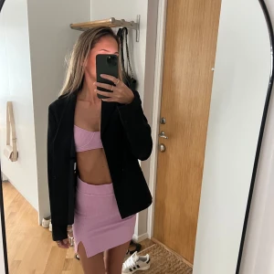 Lila/rosa sett - Lila rosa sett från Bershka oanvänt! Storlek xs på toppen och s på kjolen! 