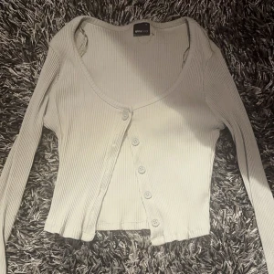 Kofta💕 - En ganska tajt mint grön kofta med knappar i samma färg.💚🍀💖