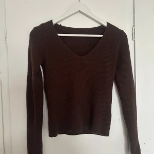 Stickad tröja - Väldigt fin stickad tröja men säljer för jag måste bli av med kläder! Kom privat om frågor💞