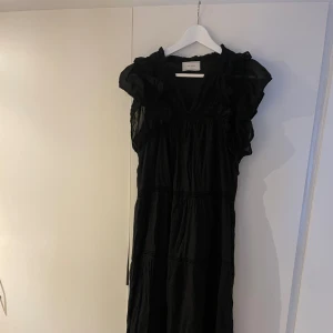 Svart maxiklänning - Superfin svart maxiklänning som aldrig använts. Säljer då jag ska flytta och behöver skala ned garderoben.   Nypris- SEK 899