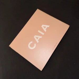 Caia sminkpalett ögonskuggor - Sminkpalett från caia med olika ögonskuggor som inte säljs längre, några ögonskuggor är lite använda men inte många alls. Säljer pga använder inte 