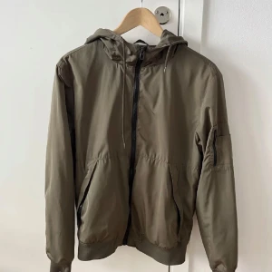 Jacka från Bershka - Jacka från bershka italy i toppskick.  Köpt i Rom 2023.  Allvädersjacka.   