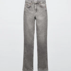 Jeans zara - Grå jeans från zara med slit nere, helt slutsålda och nya prislapp är kvar, köptes för 360 säljs för 200kr