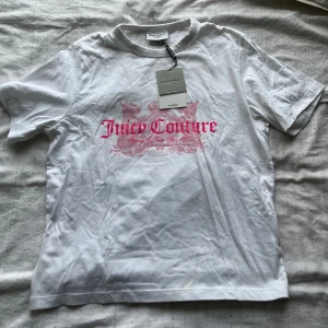 Juicy Couture - En juicy couture t shirt är i storlek L men sitter som en S är lite oversized, aldrig använd prislapp är kvar köptes för 360 säljs för 80kr