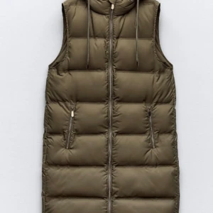 Lång väst - Mörkgrön längre väst från zara aldrig använd prislapp kvar och är nu slutsåld, köptes för 560 säljs för 300kr