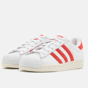 Super snygga Adidas sneakers❤️‍🔥 - ❤️‍🔥Säljer dessa super snygga adidas sneakers i nyskick eftersom de var lite för små för mig❤️‍🔥Strolek 40 2/3❤️‍🔥Skulle passa folk med storlek 40❤️‍🔥