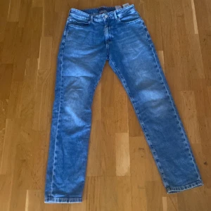 Tommy hillfiger - Det är jätte fina jeans som jag inte använder längre eftersom dom är lite stora Jag köpte dom för ungefär 1000 i kids brandstorm och jag säljer dom för väldigt bra pris.