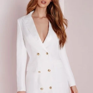 Kavajklänning - Kommer inte till användning längre då jag gått upp i vikt. Köpt från Missguided. Går att ha den som en blazerklännig, sitter perfekt på rumpan. 