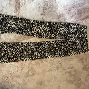 Superfina leopard jeans från monki som bara använts 1 gång, storlek 32😊