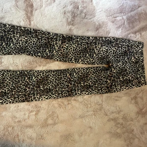 Leopard jeans - Superfina leopard jeans från monki som bara använts 1 gång, storlek 32😊