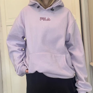 Oversized FILA x Junkyard hoodie - Super mysig och bekväm hoodie. Använd enstaka gång. Nypris ~ 500/600kr