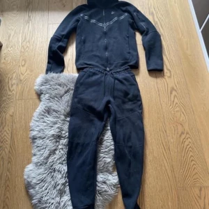 Nike Tech - Svart NikeTech från JunkYard, Den skön och håller dig varm!