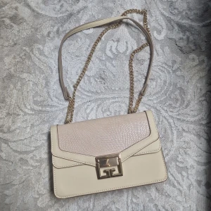 Väskor  - Oanvänd väska i bra skick