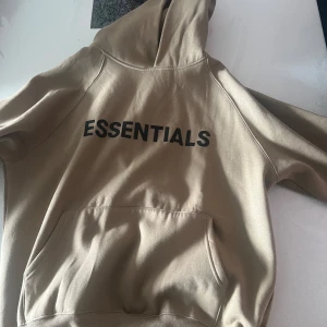 Essentials hoodie beige - Essentials hoodie säljs för att de inte passar mig  Fler bilder kontakta mig