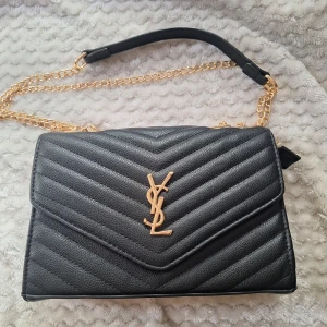 YSL-väska - Helt ny! Gulddetaljer. 