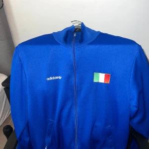 Retro Italien VM kofta - Nästan aldrig använt. Säljer på grund av att storleken passar inte mig. Som i nyaste skick.