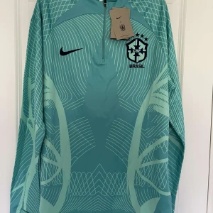 Brasilien tracksuit - Säljer denna feta spliten nya Brasilien tracksuit i storlek M. Den passar perfekt till sommaren så tveka inte om hör av er!