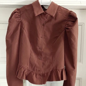 Brun puffärmad skjorta - Använd 1 gång, lite för stor för mig, stl M, fin modell! 