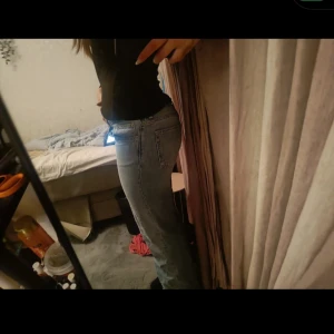 Ljusblåa lågmidjade jeans från lager 157 - Lågmidjade använda någon gång bara och har inga tecken på användning. Nypris är 400. Men dom är för små för mig. Dom är storlek m och omkretsen i midjan är 80cm(dom ligger på höfterna). Innerbenen är också 80cm. Dom är raka och väldigt lågmidjade.