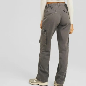 Grå cargopants Bershka  - Ordpris 379kr bra skick 🌟🤍 Vid köpa av flera varor sänks priset 🌟🌸