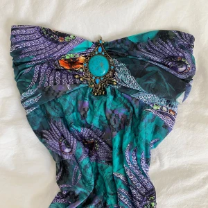 Maxiklänning - Vintage maxiklänning med metall och stendetalj, jättefint skick och stretchigt material🫶🏻 