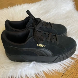 Puma Karmen sneakers - 🤍 Använda enbart två gånger 🤍 Det har blivit ett lite mörkare sträck fram vid tårna på ena skon (se bild)